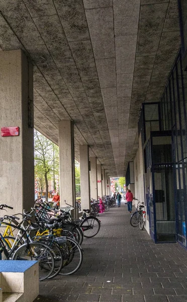 Personer på Amsterdam vuxenpool parkering — Stockfoto