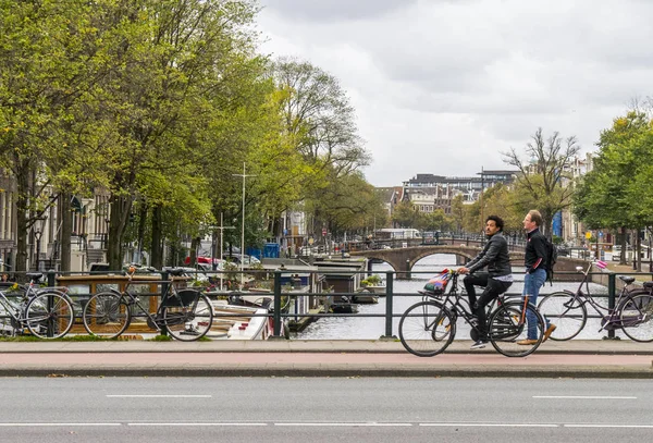 Mensen in Amsterdam fietsen parkeren — Stockfoto