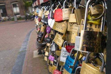 Aşk kilitleri Köprüsü'nde, Amsterdam, Hollanda