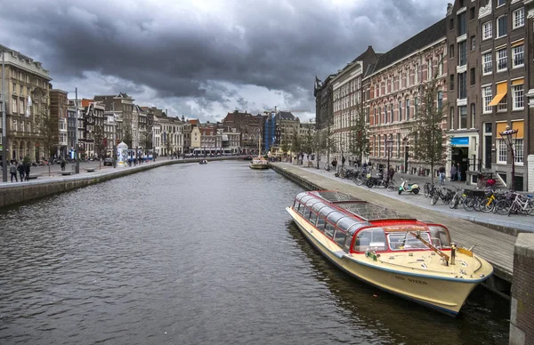 Amsterdam chanel üzerinde tekne — Stok fotoğraf