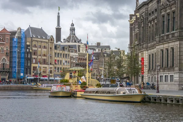 Barcos em Amsterdam chanel — Fotografia de Stock