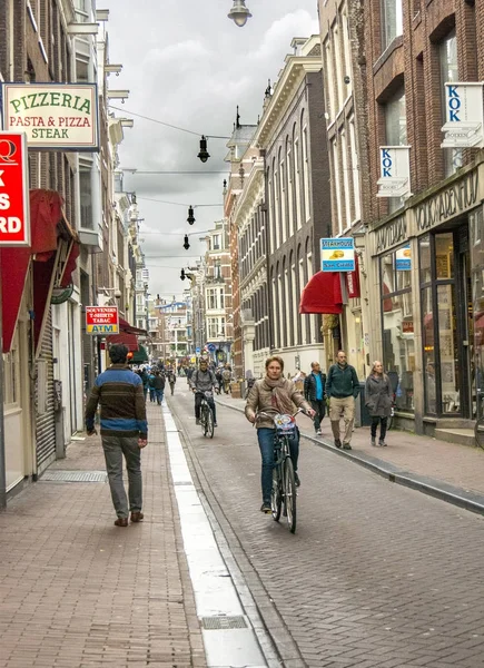 Mensen lopen op Amsterdam straten — Stockfoto