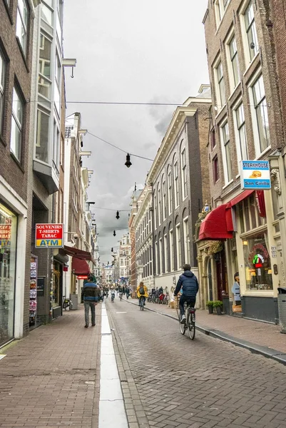 Gente caminando por las calles de Amsterdam —  Fotos de Stock