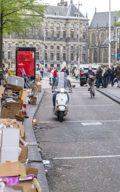 Amsterdam sokaklarında yürürken insanlar 
