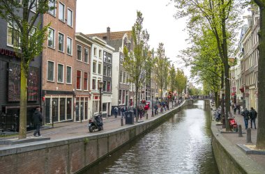 Amsterdam sokaklarında yürürken insanlar 