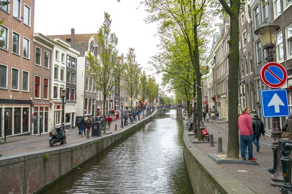 Amsterdam sokaklarında yürürken insanlar — Stok fotoğraf