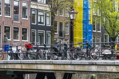 Amsterdam bisikletlerinin park yeri