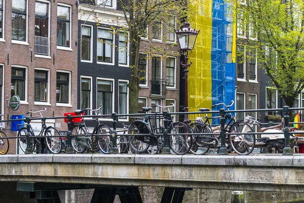 Amsterdam bisikletlerinin park yeri