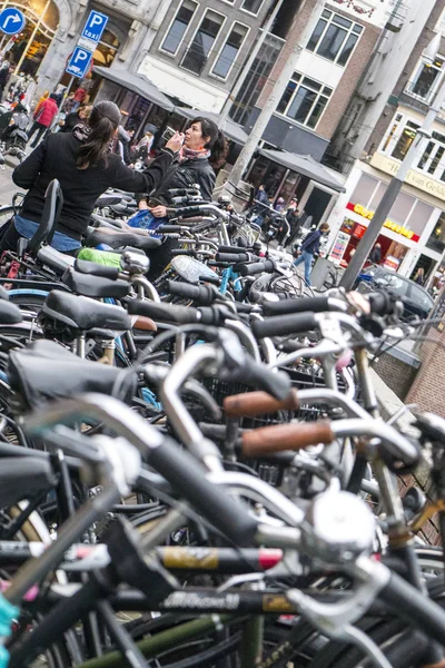 Mensen in Amsterdam fietsen parkeren — Stockfoto