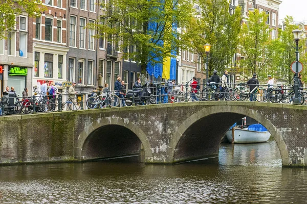 Amsterdam bycicles Park insanlara