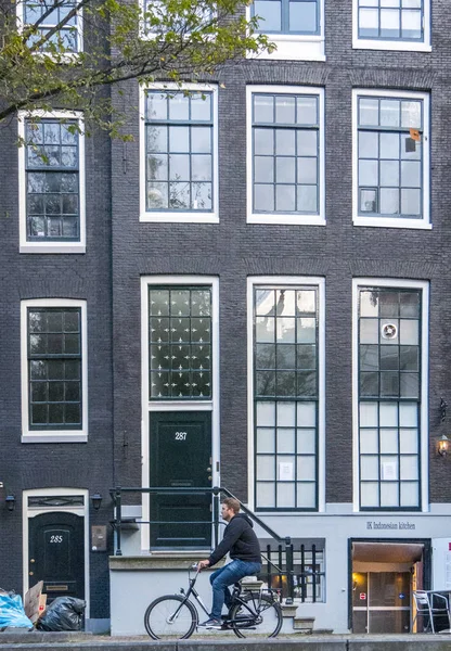 アムステルダムのアムステルダム オランダ 月年頃 2017 典型的な建物 — ストック写真