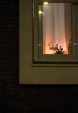 Amsterdam, Hollanda - Ocak Circa, 2017: gece, Amsterdam, sokak. Işık penceresinde