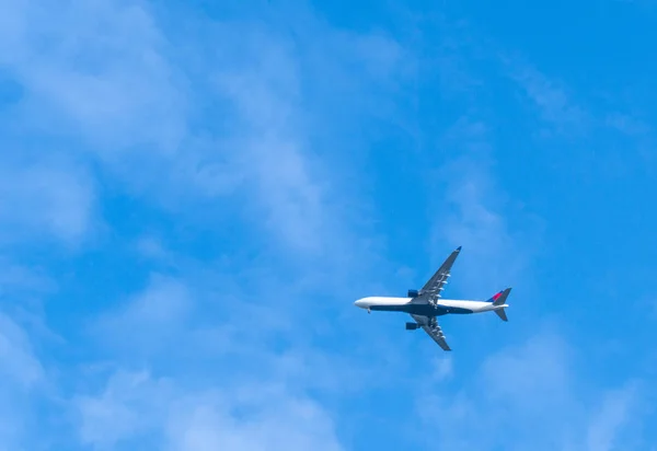 Gökyüzünde uçan uçak