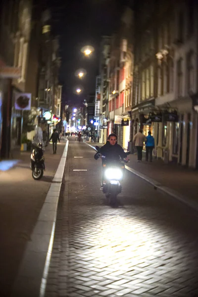 Амстердам Нідерланди Січень Circa 2017 Люди Вулиці Амстердамі Вночі — стокове фото