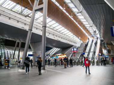 Amsterdam, Hollanda - Ocak Circa, 2017: insanlar Amsterdam metro istasyonunda 