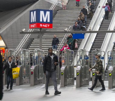 Amsterdam, Hollanda - Ocak Circa, 2017: insanlar Amsterdam metro istasyonunda 