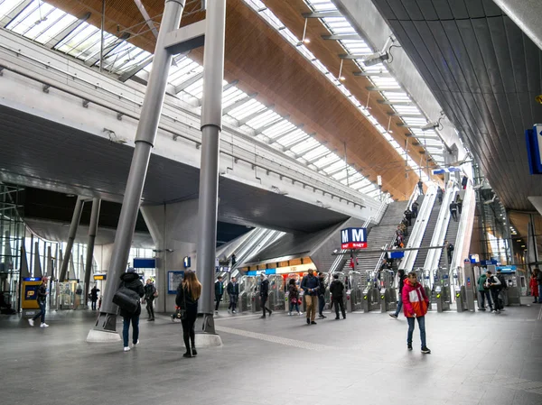 Amsterdam, Hollanda - Ocak Circa, 2017: insanlar Amsterdam metro istasyonunda 