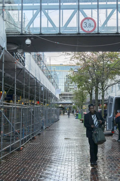 Amsterdam Nederländerna Januari Circa 2017 Man Gick Gatan Amsterdam — Stockfoto