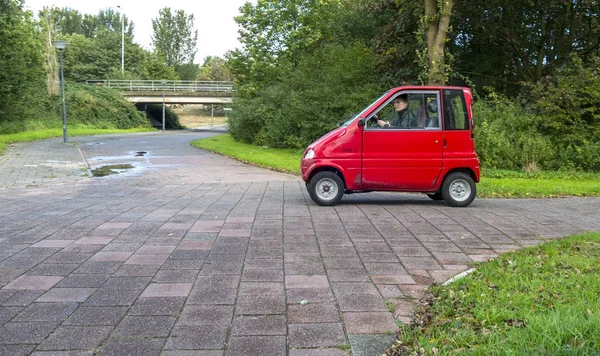 Амстердам Січень Circa 2017 Людина Водіння Червоний Автомобіль — стокове фото