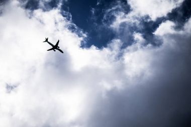 Gökyüzünde uçan uçak