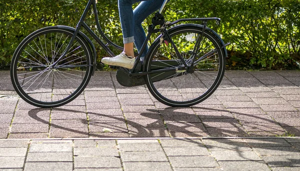 kişi binicilik bisiklet Caddesi üzerinde 