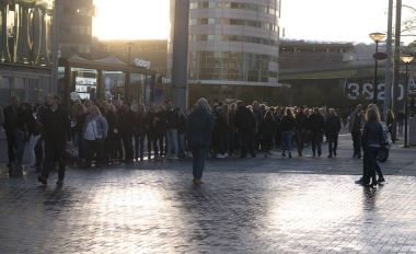 Bekleyen insanlar sinemaya açmak