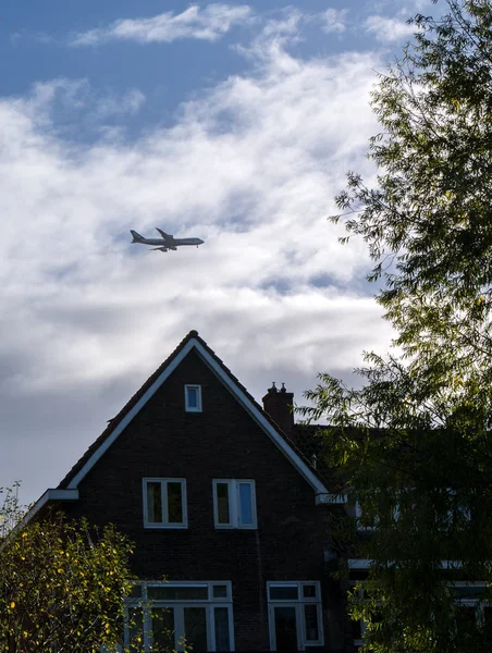 Fliegendes Flugzeug am Himmel — Stockfoto