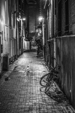 Amsterdam, Hollanda. Geceleri sokakta eski Bisiklet 