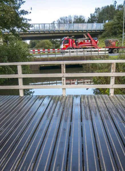 Piros Autó Fából Készült Hídra Amszterdamban — Stock Fotó