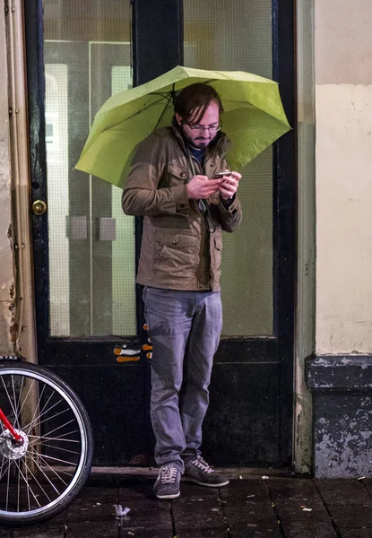 Amsterdam Nizozemsko Circa Leden 2017 Muž Pomocí Telefonu Deště — Stock fotografie