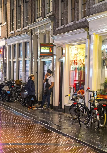 Люди в Амстердамі bycicles паркування — стокове фото