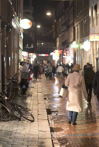 Mensen lopen op Amsterdam straten — Stockfoto