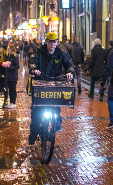 Amsterdam sokaklarında yürürken insanlar — Stok fotoğraf