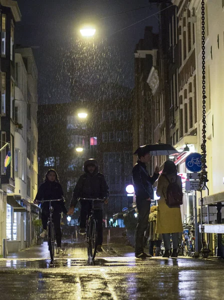 Amsterdam sokaklarında yürürken insanlar — Stok fotoğraf