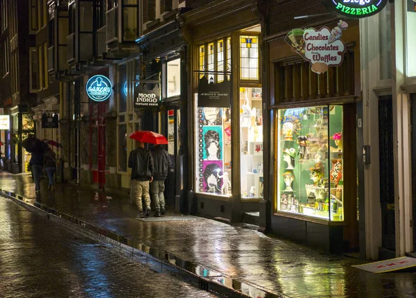 Mensen lopen op Amsterdam straten — Stockfoto