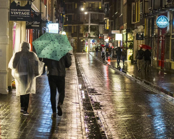 Amsterdam sokaklarında yürürken insanlar — Stok fotoğraf