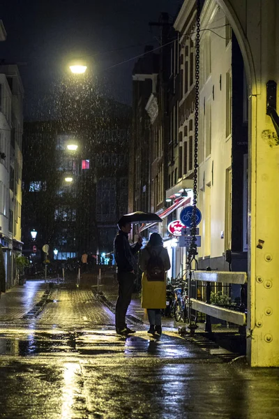 ผู้คนเดินบนถนนอัมสเตอร์ดัม — ภาพถ่ายสต็อก