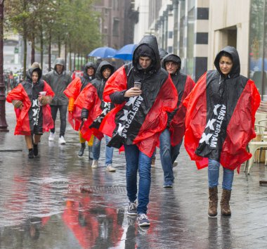 Amsterdam sokaklarda yürüyen turist 