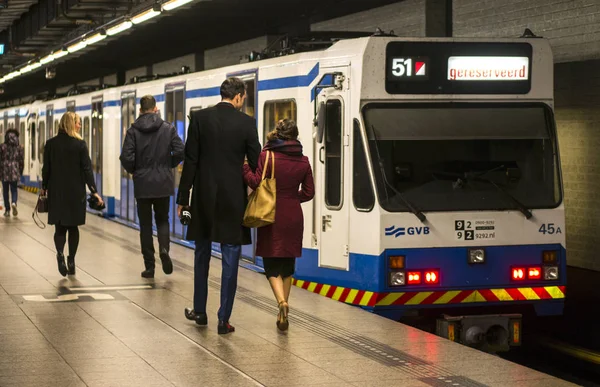 Amsterdam, Hollanda - Ocak Circa, 2017: insanlar tren istasyonunda