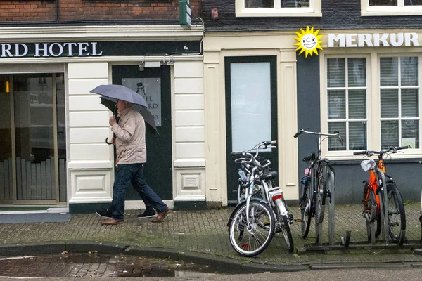 Toeristen lopen op de straten van Amsterdam — Stockfoto