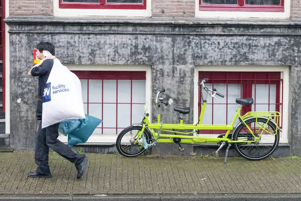 Amsterdam Nederland Januari Circa 2017 Man Die Zak — Stockfoto