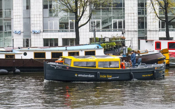 Άμστερνταμ Ολλανδία Ιανουάριος Circa 2017 Βάρκες Στο Κανάλι Του Άμστερνταμ — Φωτογραφία Αρχείου