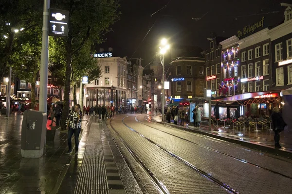 Amsterdam sokaklarında yürürken insanlar — Stok fotoğraf