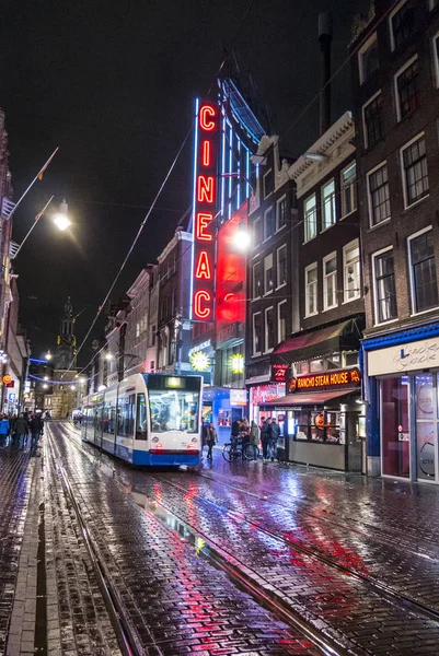 Люди, що йдуть на вулицях Амстердама — стокове фото