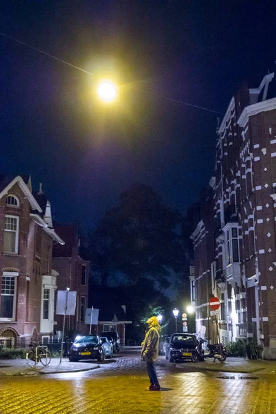 Амстердам Січень Circa 2017 Молодий Чоловік Стоїть Вулиці — стокове фото