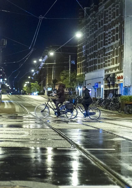 Amsterdam Nederland Januari Circa 2017 Mensen Paardrijden Fietsen Bij Nacht — Stockfoto