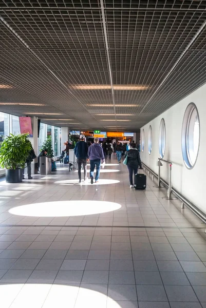 Människor i Amsterdams flygplats — Stockfoto