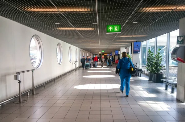 Människor i Amsterdams flygplats — Stockfoto