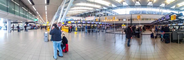 Pessoas no aeroporto de Amesterdão — Fotografia de Stock