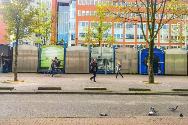 Människor som gick på Amsterdams gator — Stockfoto